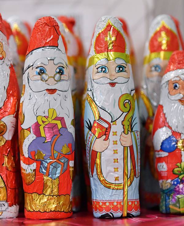Verschiedene Weihnachts- und Nikolaus-Schokofiguren stehen aufgereiht für die aktuelle Süßigkeiten-Season.