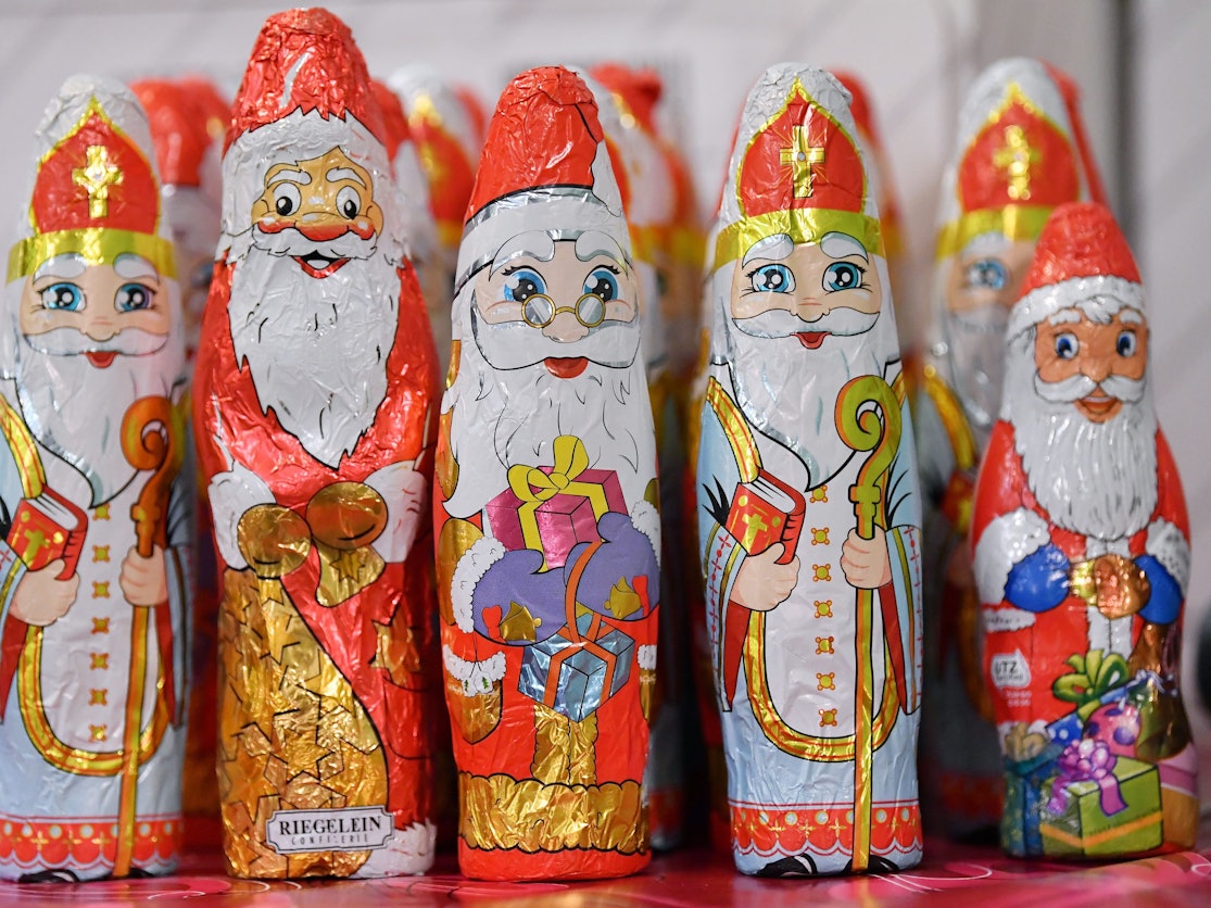 Verschiedene Weihnachts- und Nikolaus-Schokofiguren stehen aufgereiht für die aktuelle Süßigkeiten-Season.