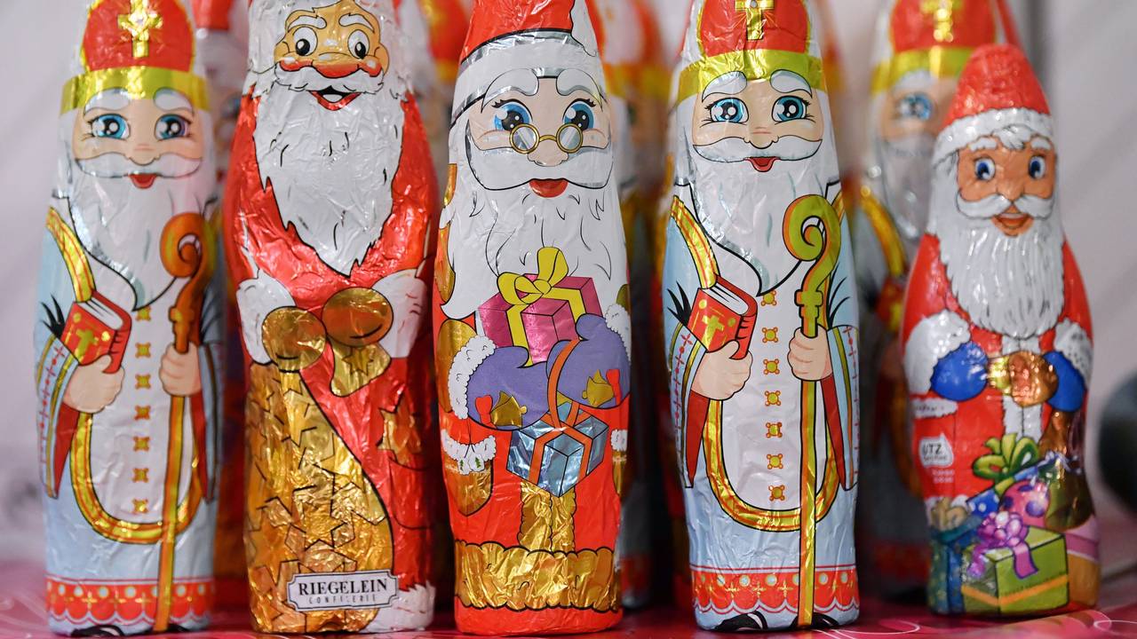 Verschiedene Weihnachts- und Nikolaus-Schokofiguren stehen aufgereiht für die aktuelle Süßigkeiten-Season.