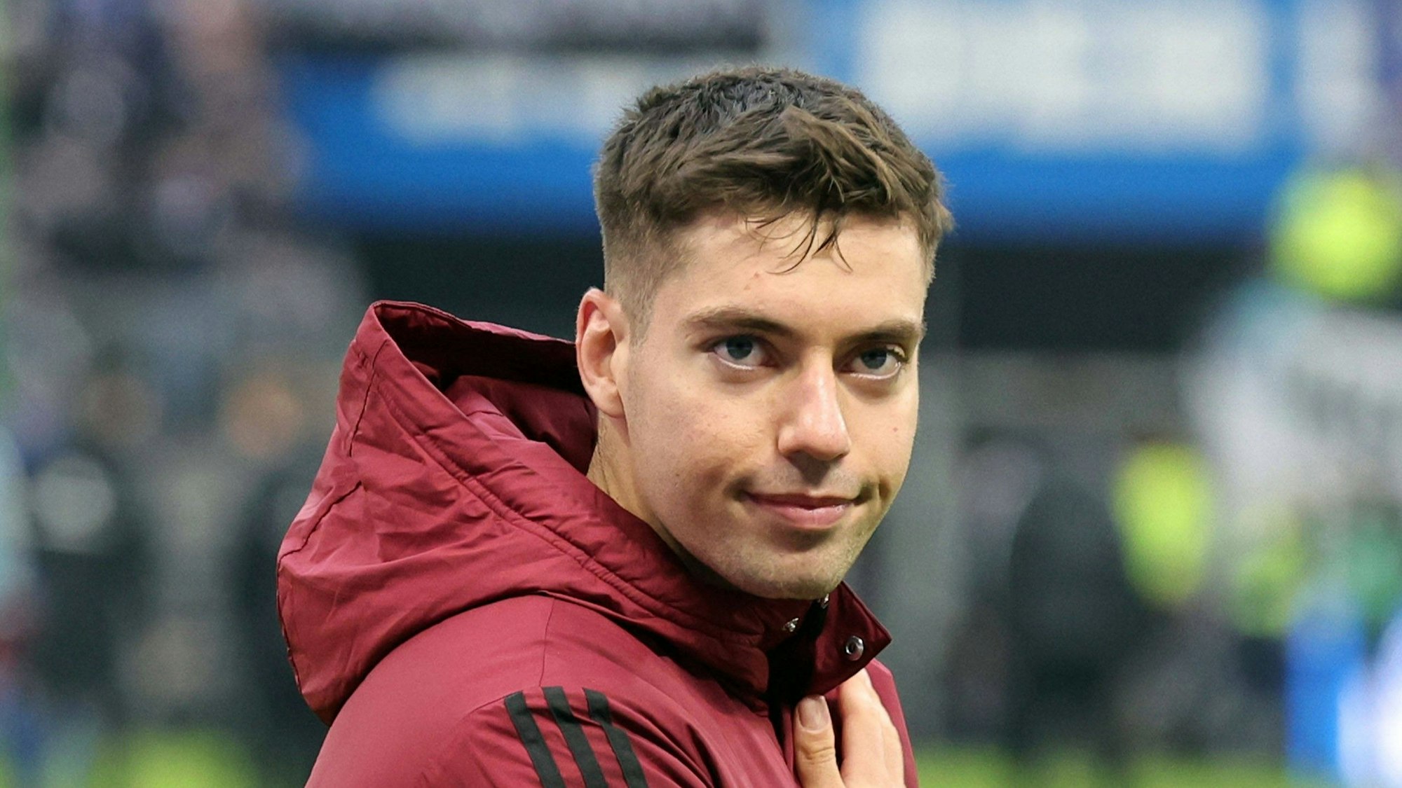 Stefanos Tzimas nach einem Spiel des 1. FC Nürnberg bei der Platzbegehung.