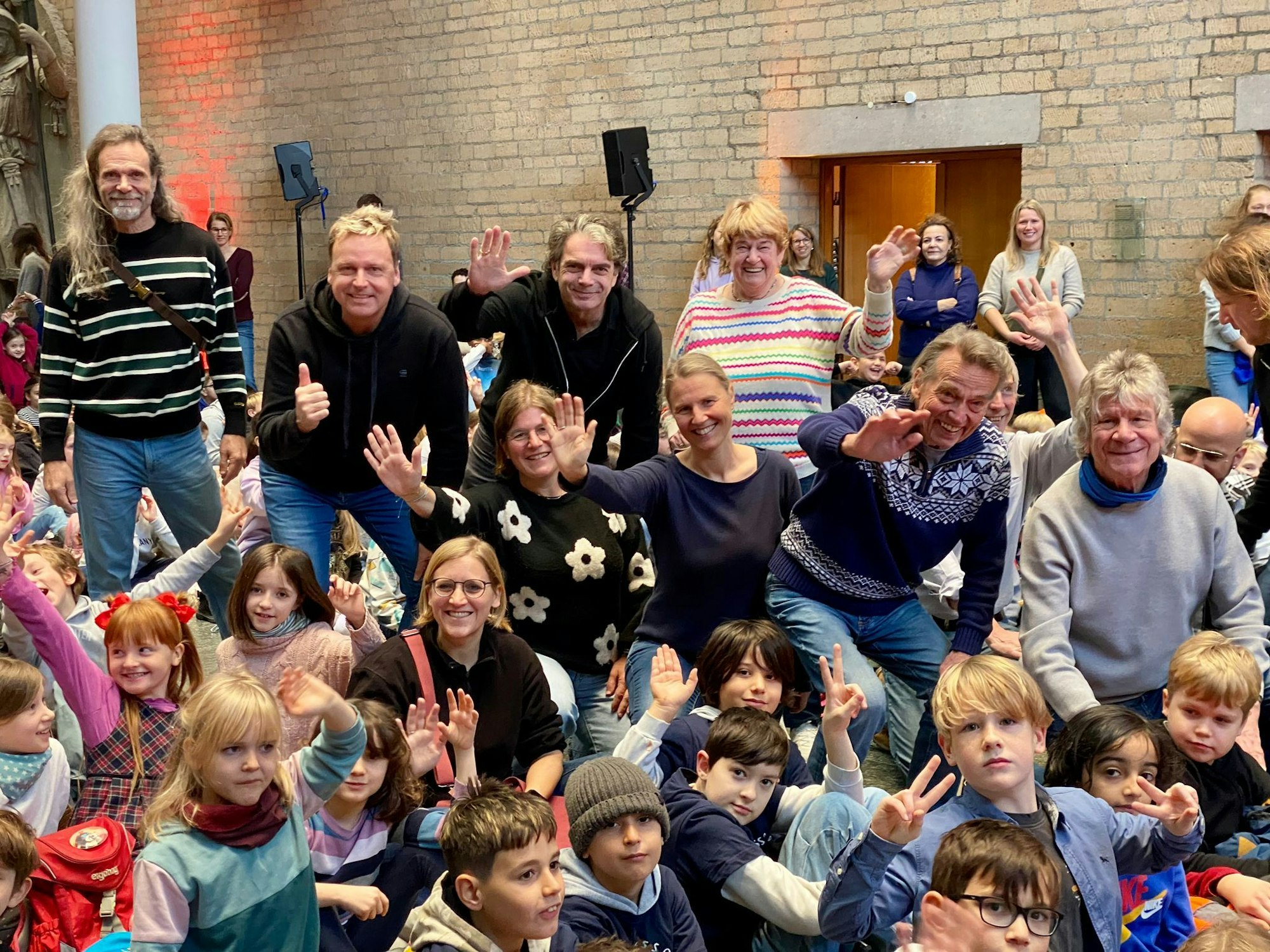 Bläck Fööss mit Kindern im Rathaus.