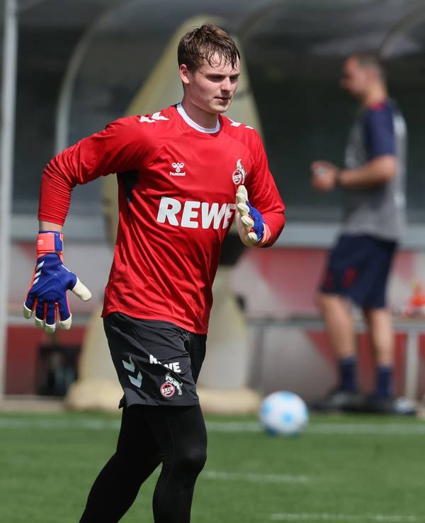 Marvin Schwäbe und Jonas Urbig im Training des 1. FC Köln.