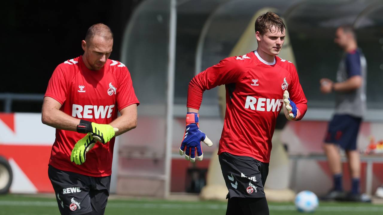 Marvin Schwäbe und Jonas Urbig im Training des 1. FC Köln.