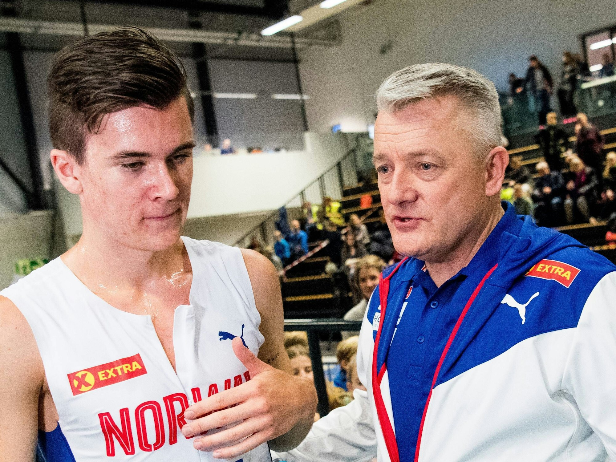 Jakob Ingebrigtsen und sein Vater Gjert nach einem Rennen.