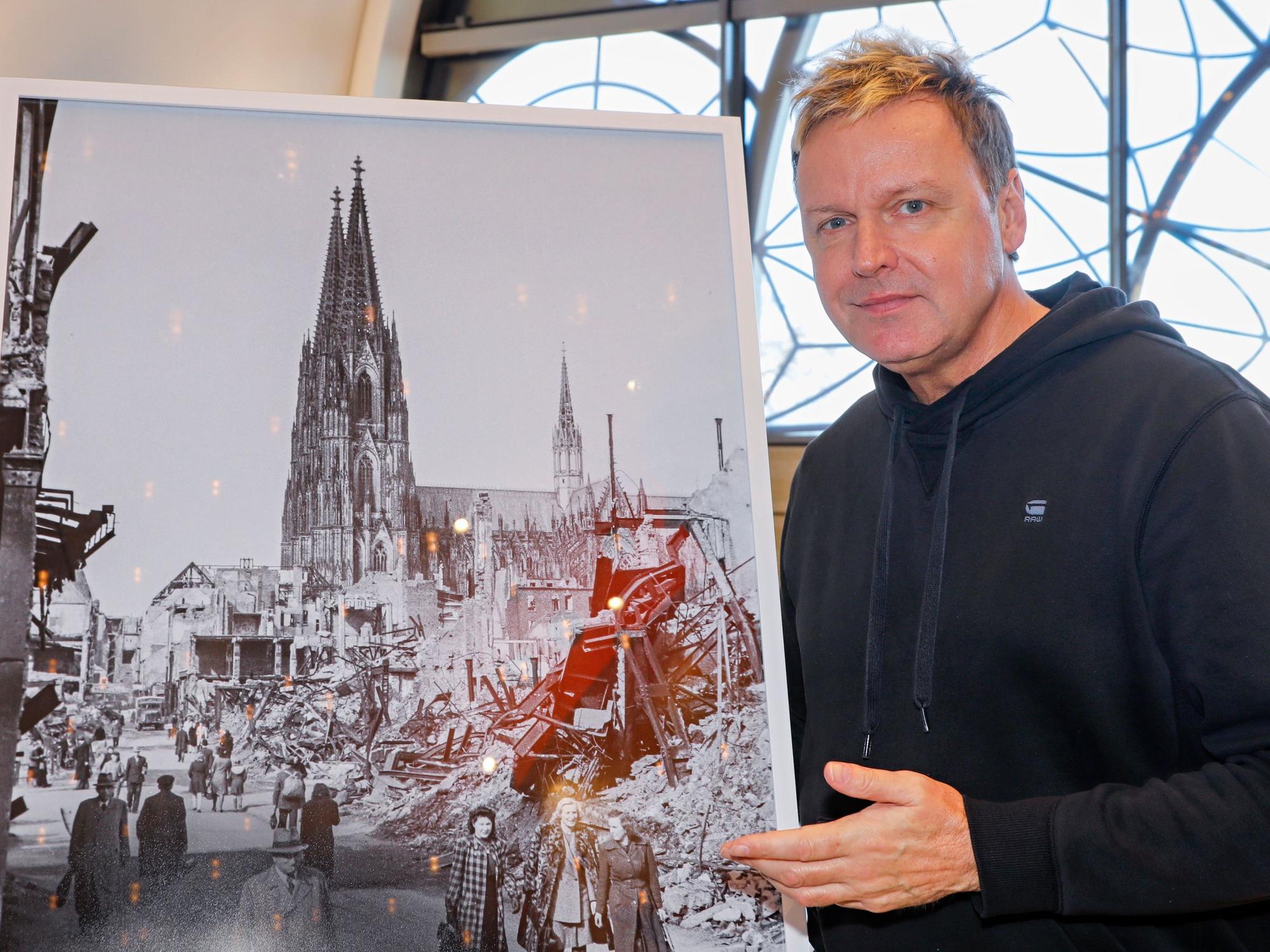 Mirko Bäumer von den Bläck Fööss an einem Bild.