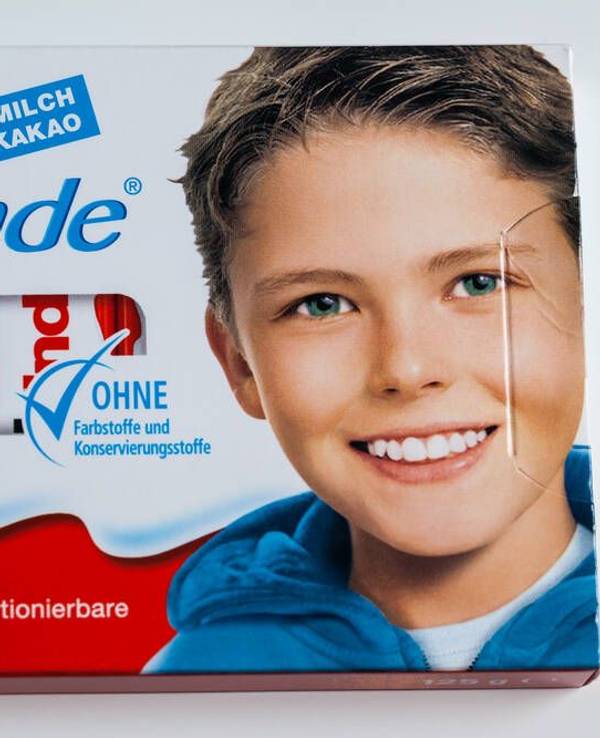 Die Kinder-Schokolade und ihre weltweit bekannte Verpackung ist das Aushängeschild des Schokoladenhersteller Ferrero.