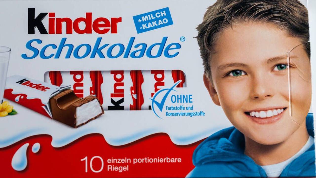 Die Kinder-Schokolade und ihre weltweit bekannte Verpackung ist das Aushängeschild des Schokoladenhersteller Ferrero.
