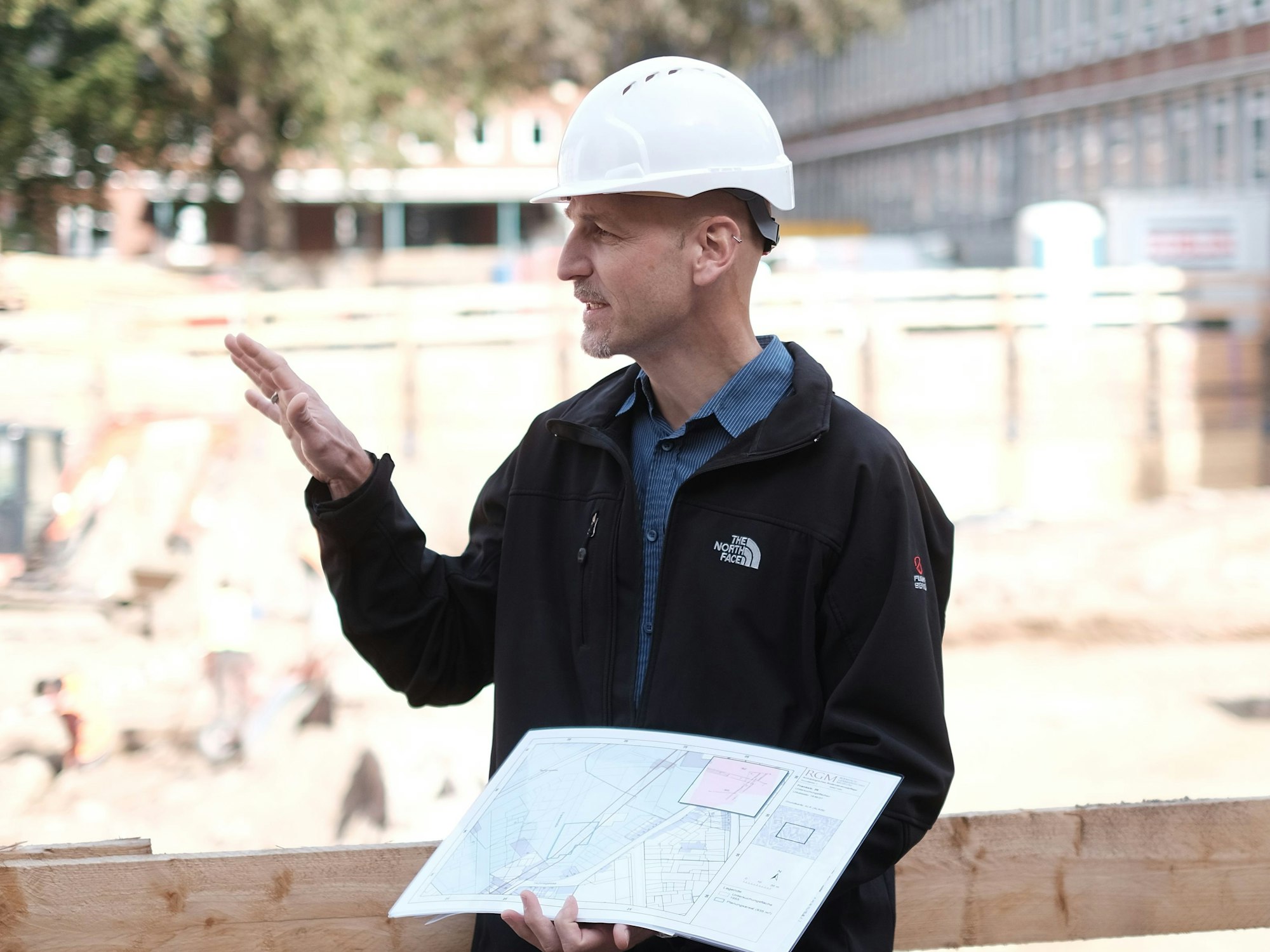 Gregor Wagner, Leiter der Archäologischen Denkmalpflege, steht mit Helm auf einer Baustelle.