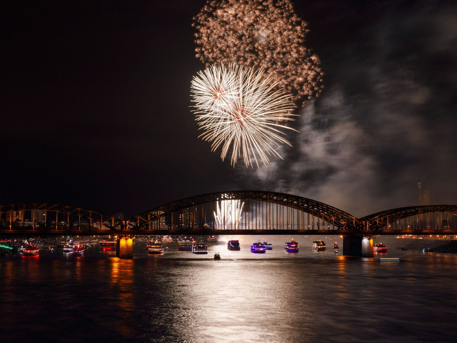 Feuerwerk bei den Kölner Lichtern 2019 zu Ehren von Jacques Offenbach.