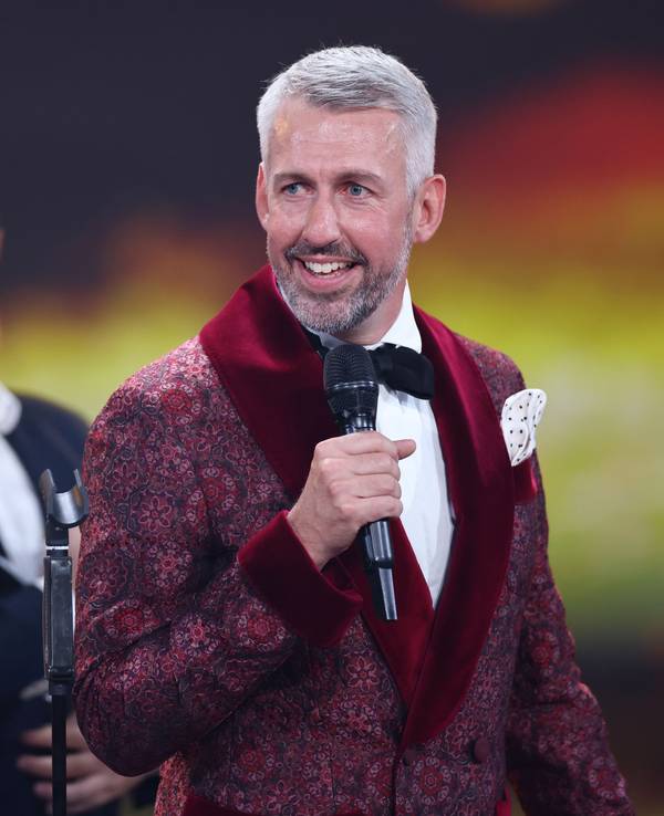 Der Moderator Sebastian Pufpaff spricht über den Preis Beste Comedy/Late Night für seine ProSieben-Sendung „TV Total“ beim Deutschen Fernsehpreis 2023 im Coloneum.