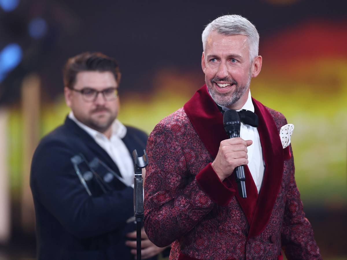 Der Moderator Sebastian Pufpaff spricht über den Preis Beste Comedy/Late Night für seine ProSieben-Sendung „TV Total“ beim Deutschen Fernsehpreis 2023 im Coloneum.