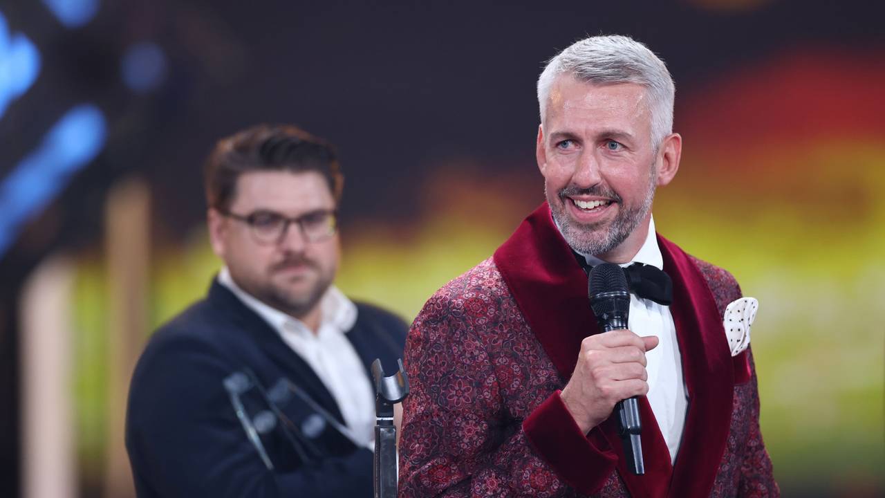 Der Moderator Sebastian Pufpaff spricht über den Preis Beste Comedy/Late Night für seine ProSieben-Sendung „TV Total“ beim Deutschen Fernsehpreis 2023 im Coloneum.