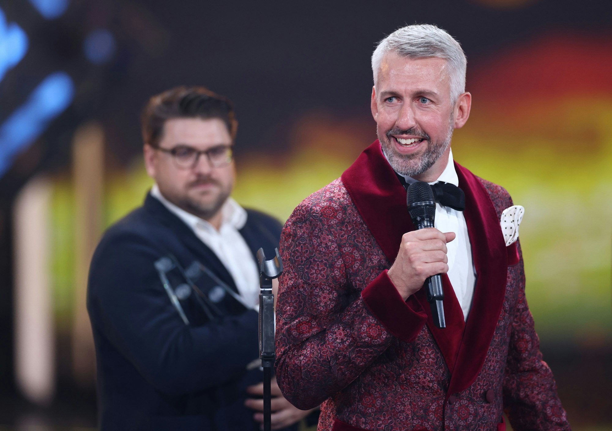 Der Moderator Sebastian Pufpaff spricht über den Preis Beste Comedy/Late Night für seine ProSieben-Sendung „TV Total“ beim Deutschen Fernsehpreis 2023 im Coloneum.