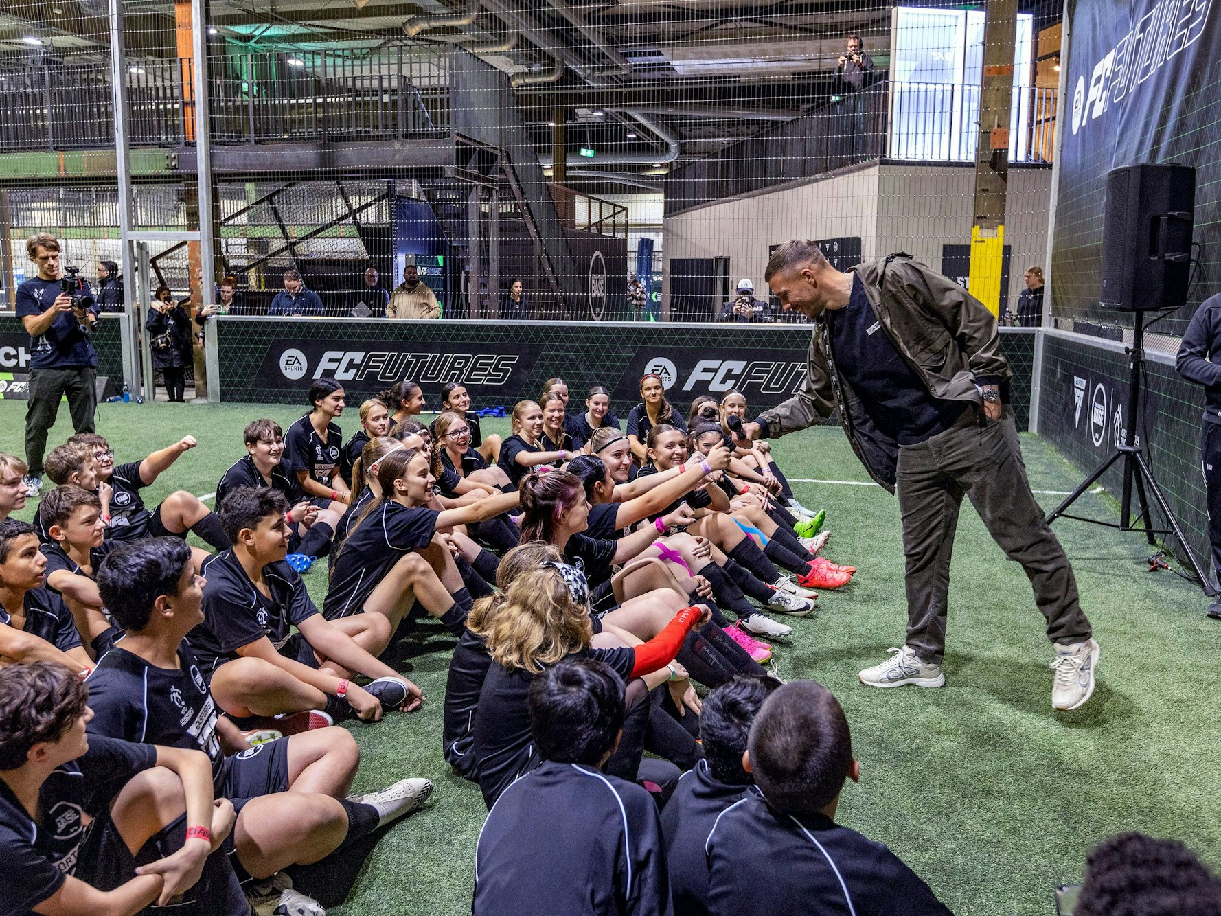 Lukas Podolski in Köln beim Training mit Kindern.