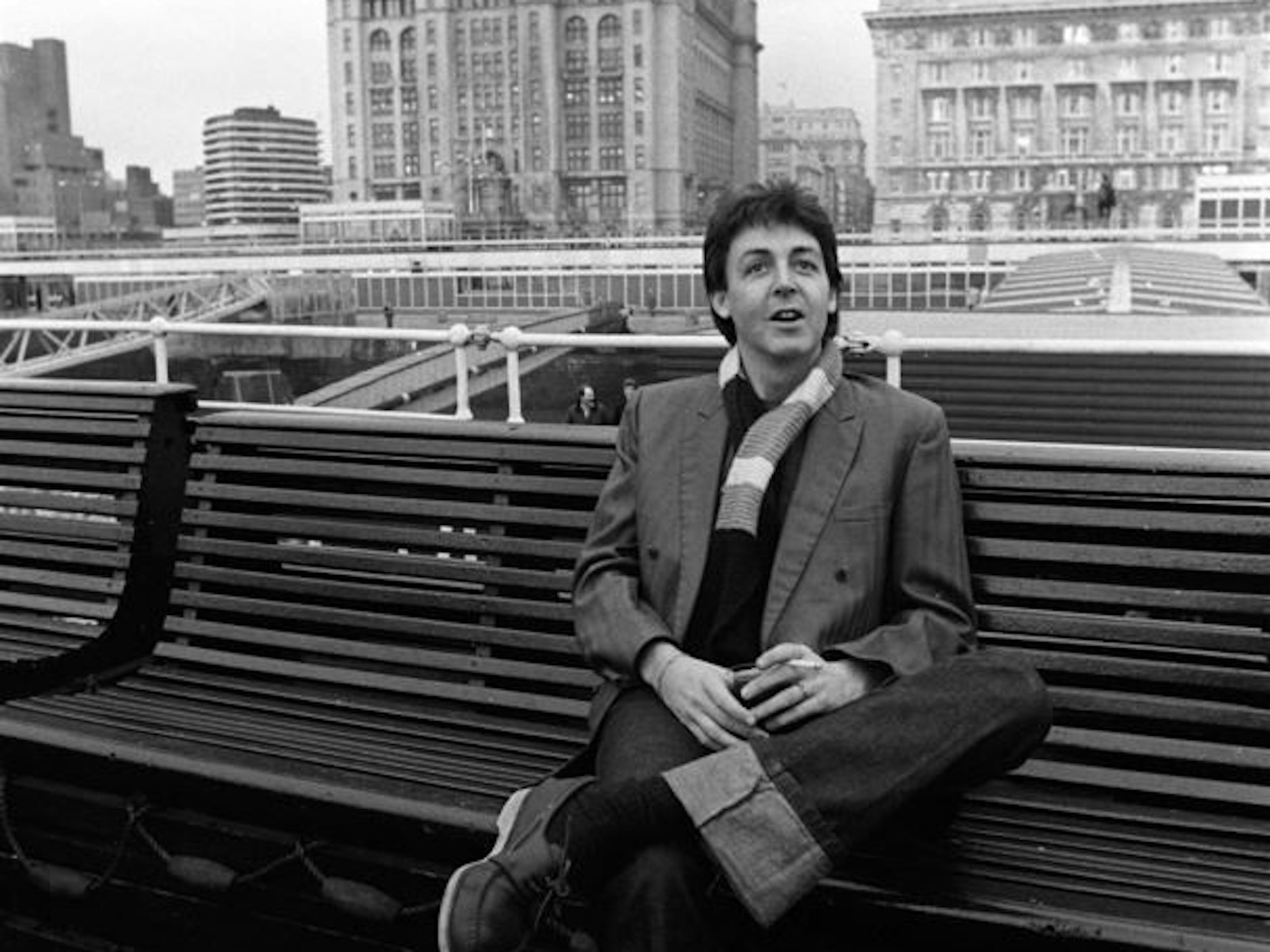 Paul McCartney sitzt auf einer Bank auf einem Schiff.