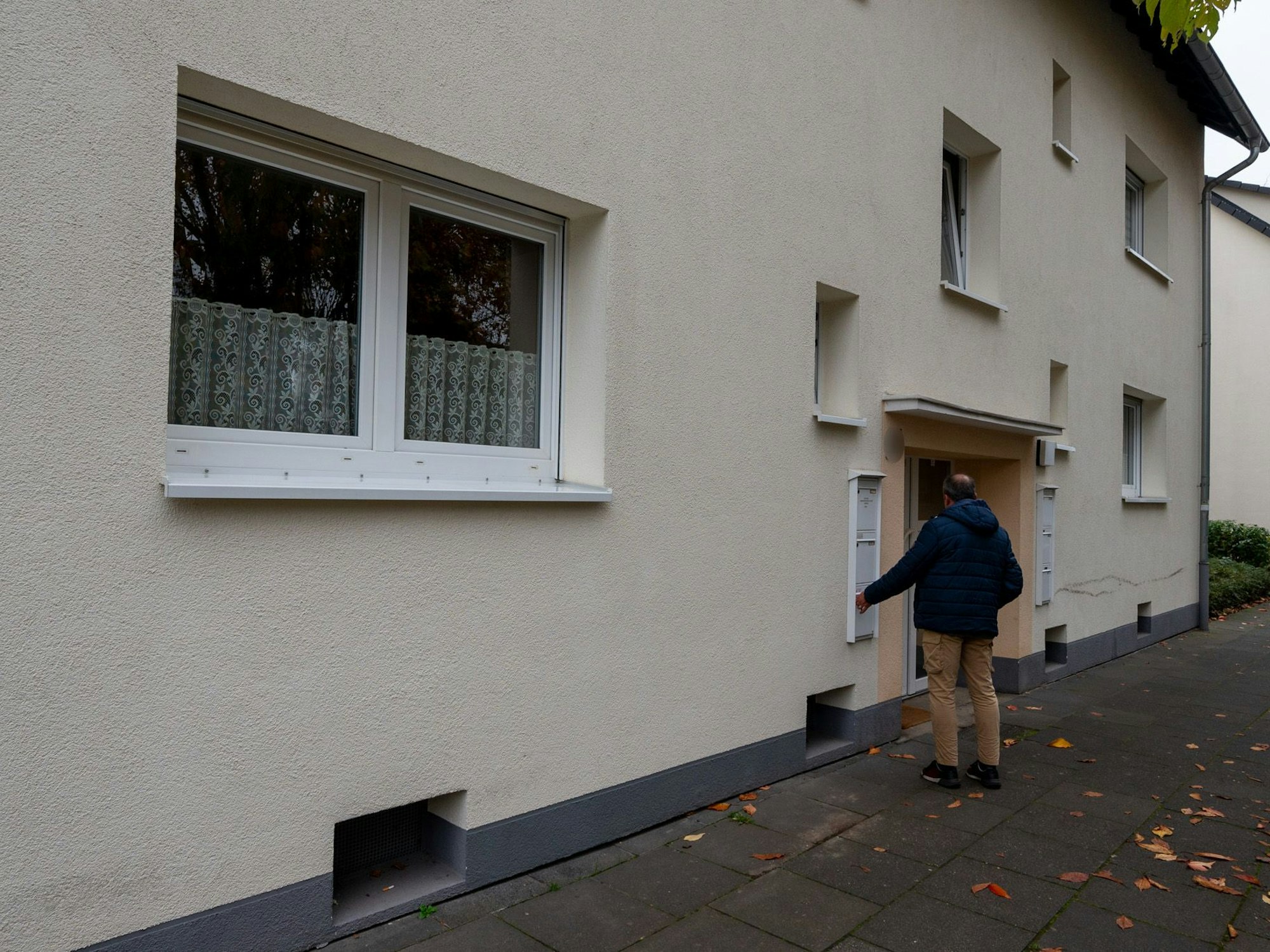 Dietmar Jülich saß gerade an dem Fenster im Erdgeschoss, als Nowak an ihm vorbeilief und ihn bedrohte. Auch seinen Briefkasten soll die Frau durchwühlt haben.