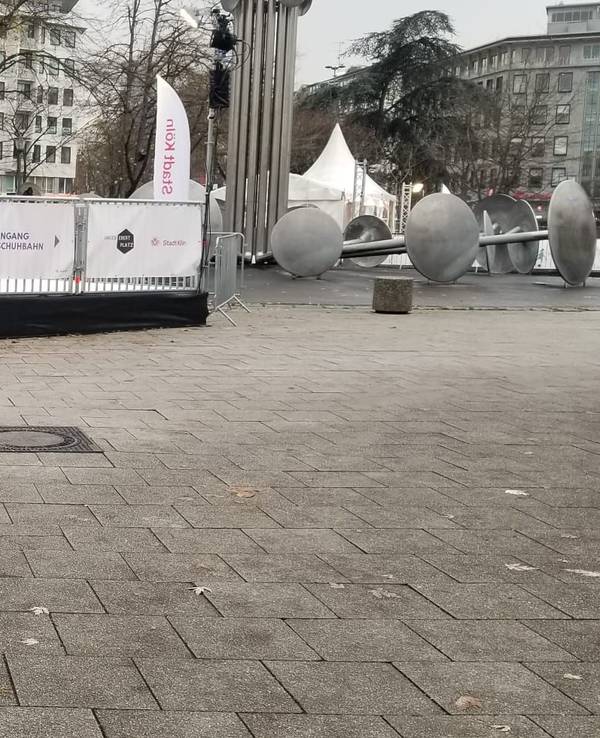 Blick auf den Ebertplatz in Köln. Im Vordergrund steht ein Polizeifahrzeug.