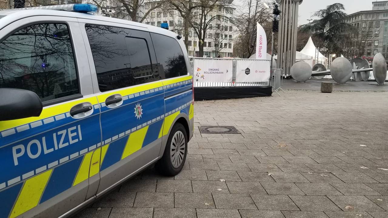 Blick auf den Ebertplatz in Köln. Im Vordergrund steht ein Polizeifahrzeug.