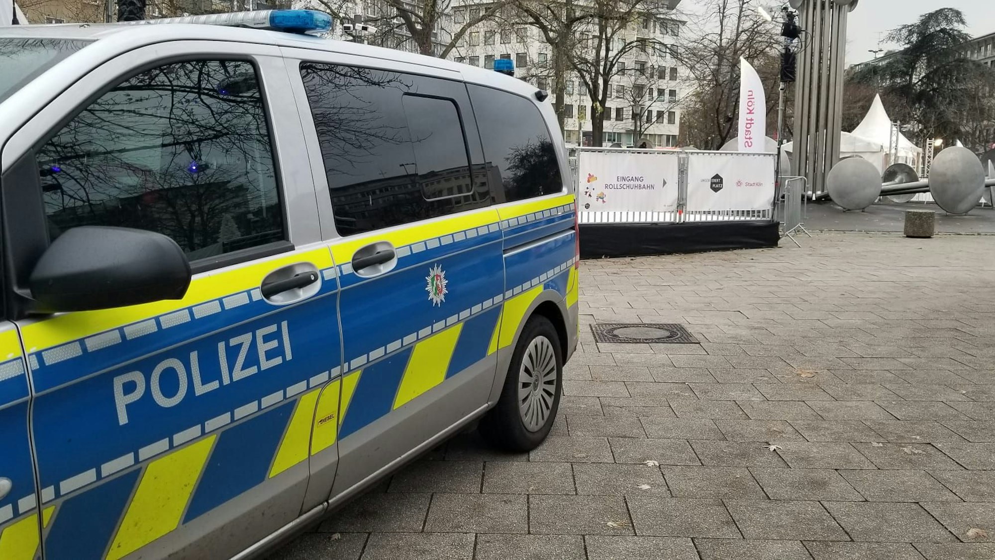 Blick auf den Ebertplatz in Köln. Im Vordergrund steht ein Polizeifahrzeug.