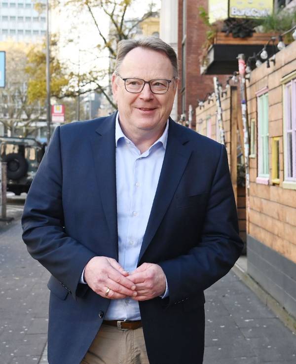 Torsten Burmester geht über einen Bürgersteig in Köln.