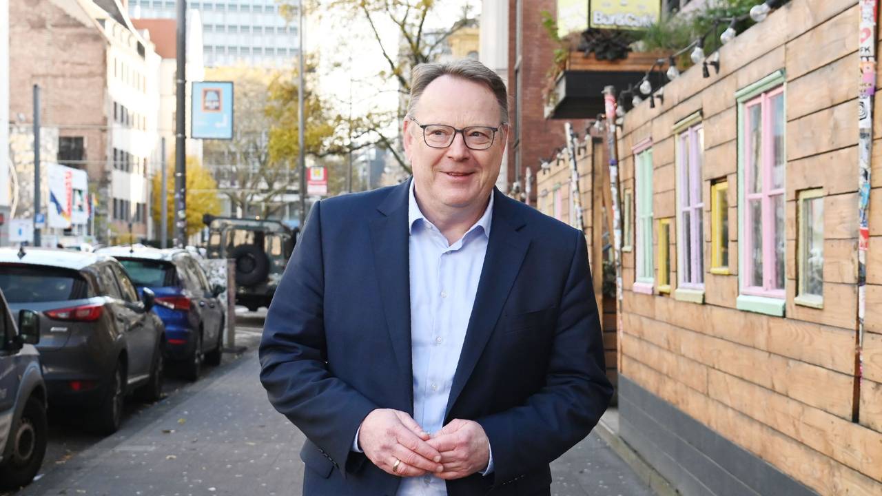 Torsten Burmester geht über einen Bürgersteig in Köln.