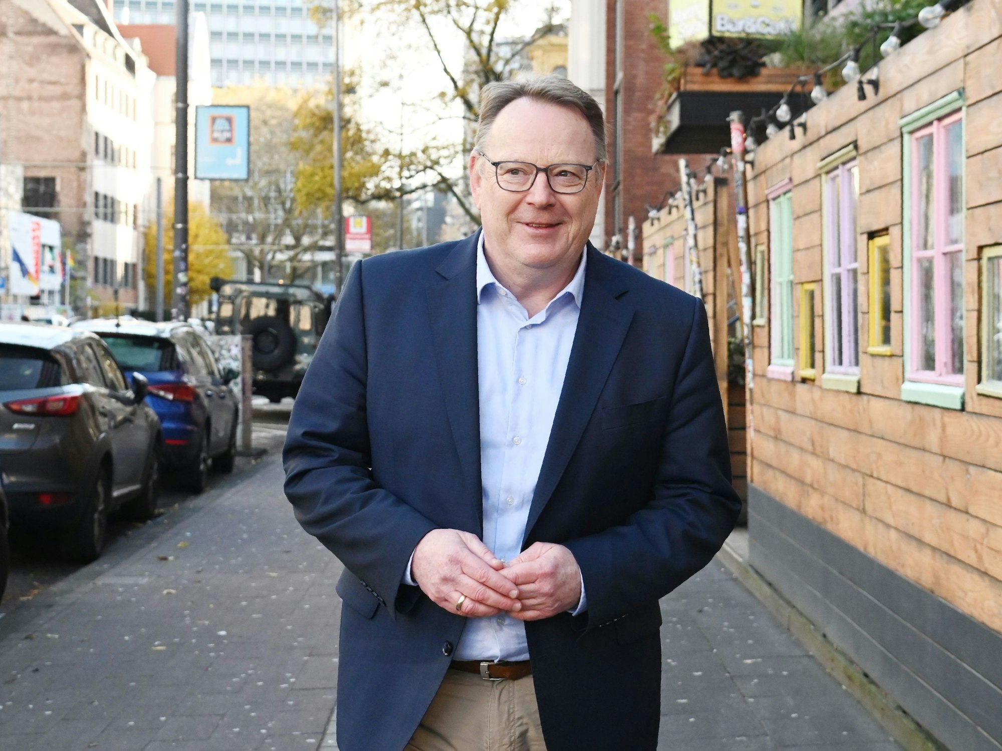 Torsten Burmester geht über einen Bürgersteig in Köln.