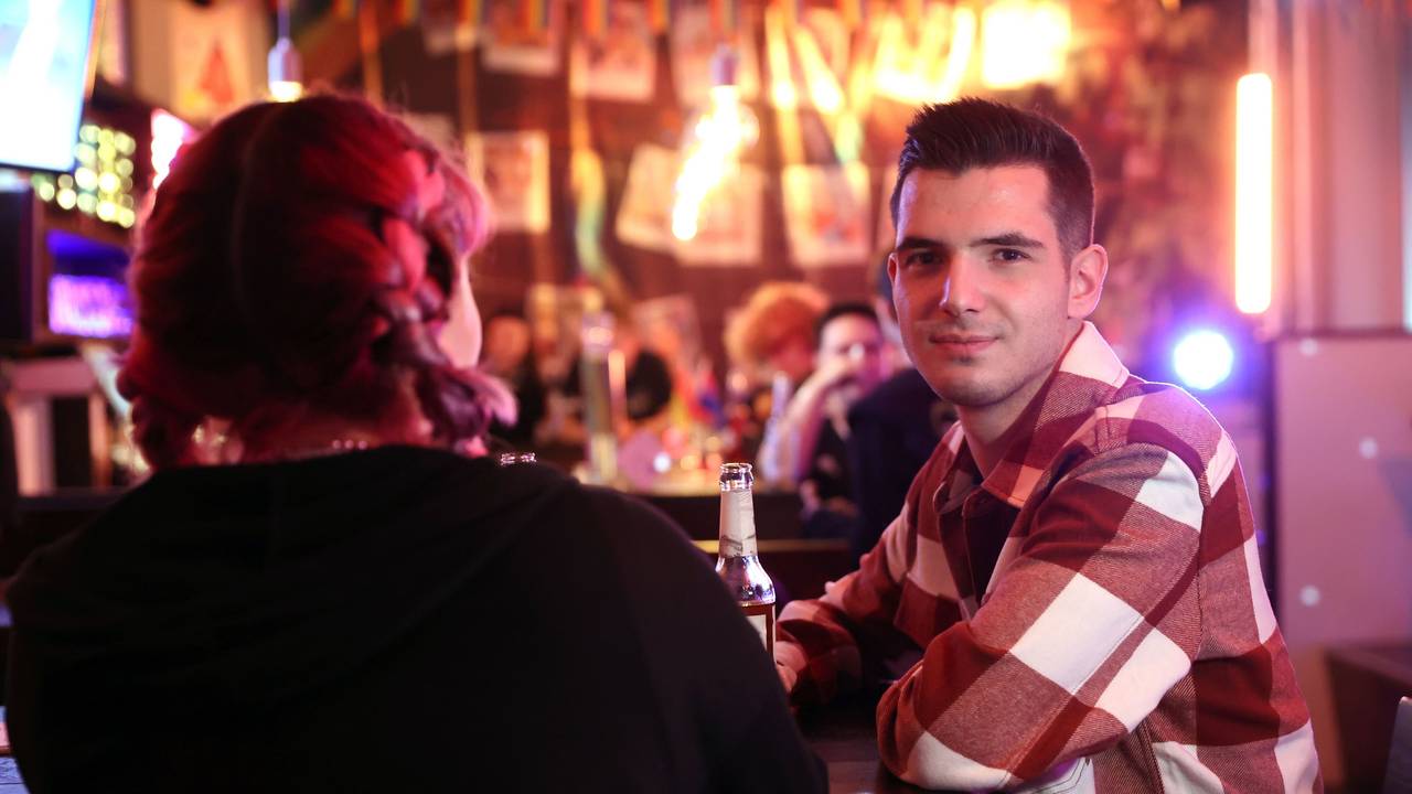 Die Jugendlichen David und Kitti bei einem Gespräch im „anyway“.
