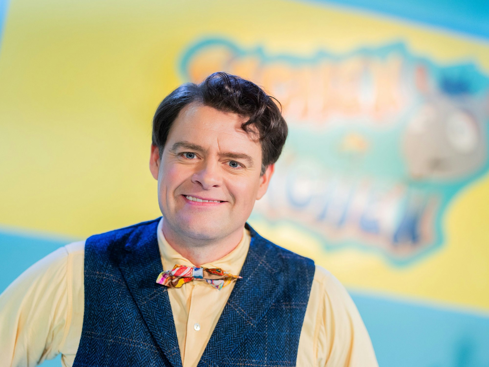 Schauspieler Max Giermann (als Frank Anders) steht bei Dreharbeiten zum Kölner Tatort in einem Fernsehstudio auf dem WDR-Produktionsgelände in Bocklemünd.