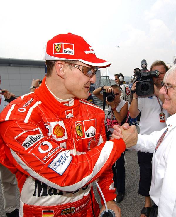 Michael Schumacher (l.) und Bernie Ecclestone am 20. März 2005 beim Rennen der Formel 1 in Malaysia.