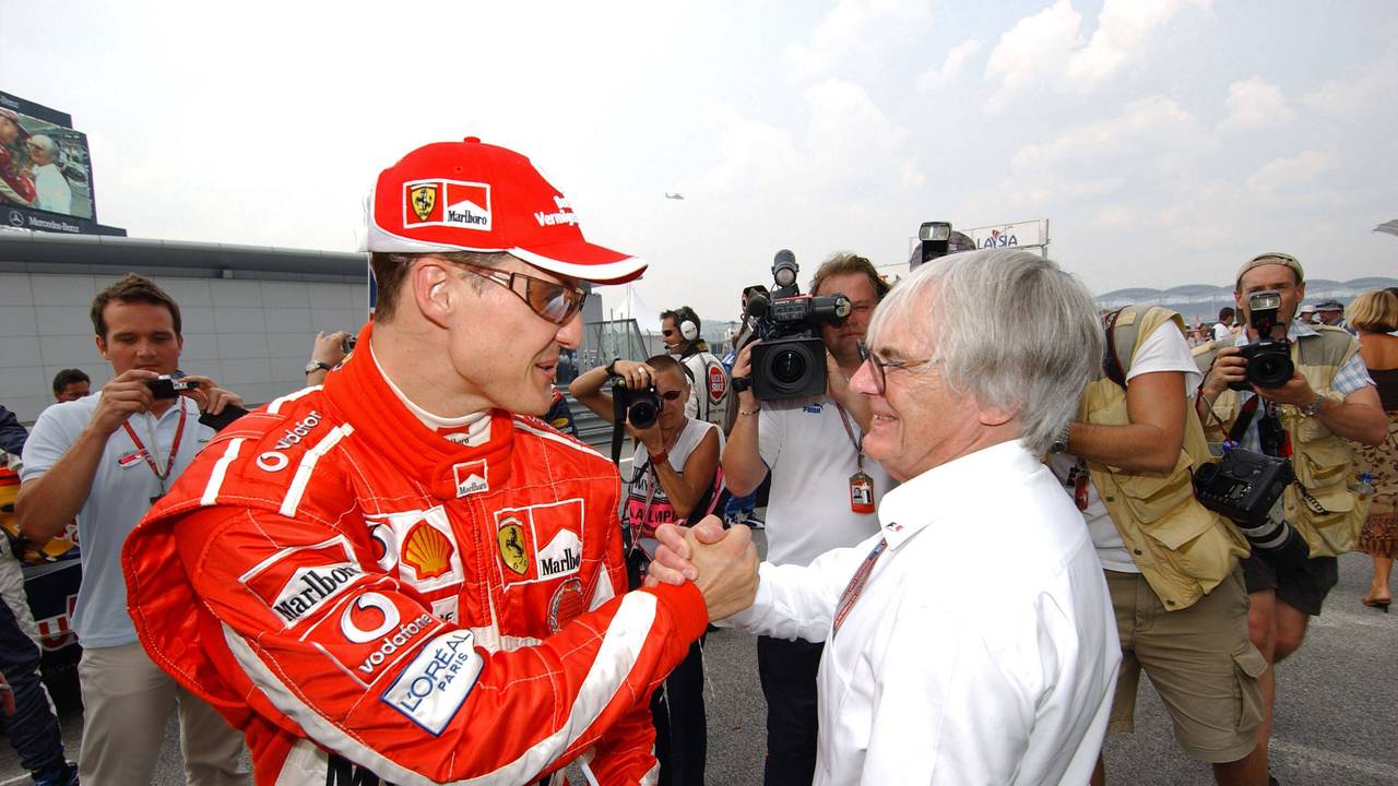 Michael Schumacher (l.) und Bernie Ecclestone am 20. März 2005 beim Rennen der Formel 1 in Malaysia.