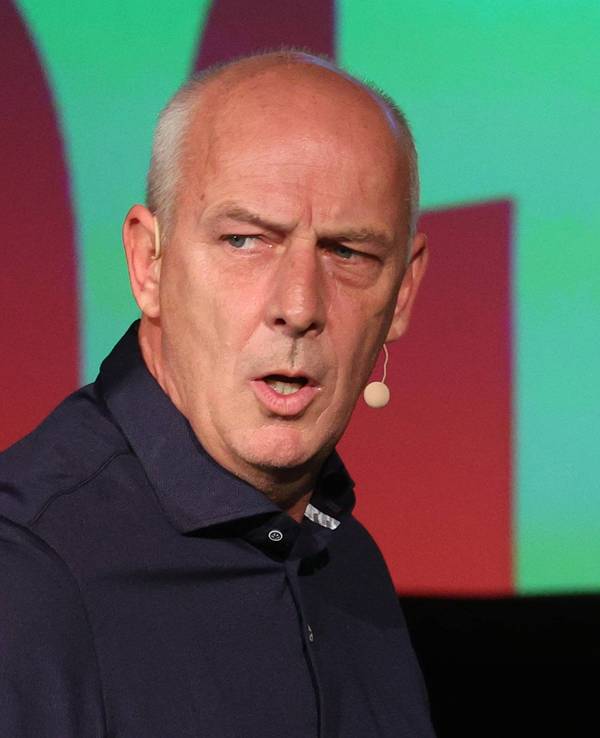 Mario Basler am 9. Oktober 2024 beim „Doppelpass on Tour“ auf der Bühne.