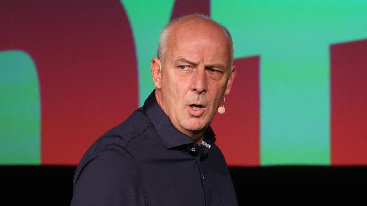 Mario Basler am 9. Oktober 2024 beim „Doppelpass on Tour“ auf der Bühne.
