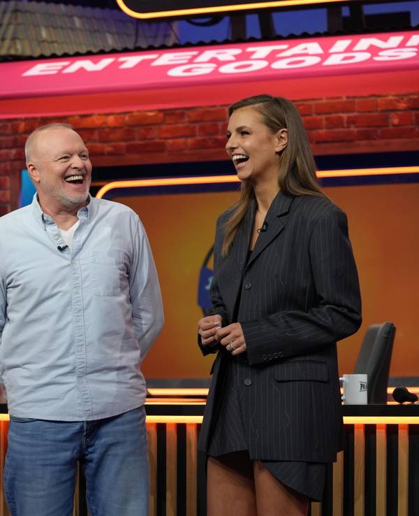Szene aus der zehnten Folge von „Du gewinnst hier nicht die Million bei Stefan Raab“ mit Axel Rehker, Stefan Raab und Laura Wontorra (v.l.).