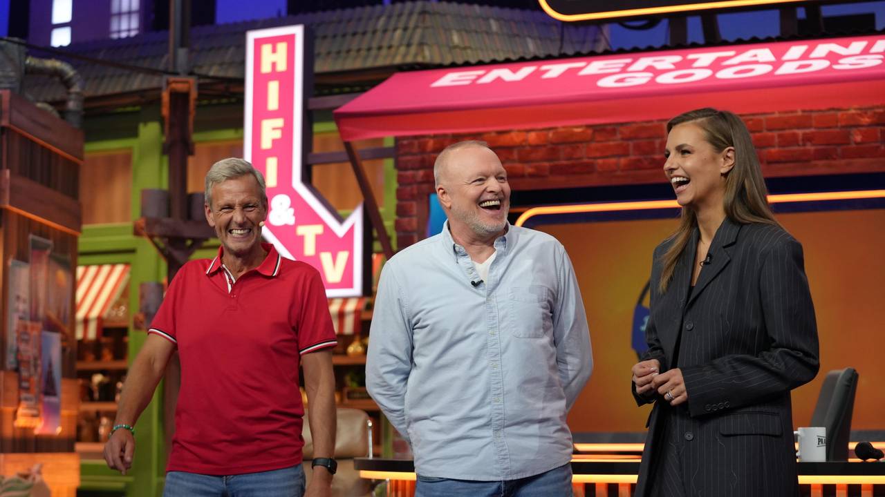 Szene aus der zehnten Folge von „Du gewinnst hier nicht die Million bei Stefan Raab“ mit Axel Rehker, Stefan Raab und Laura Wontorra (v.l.).