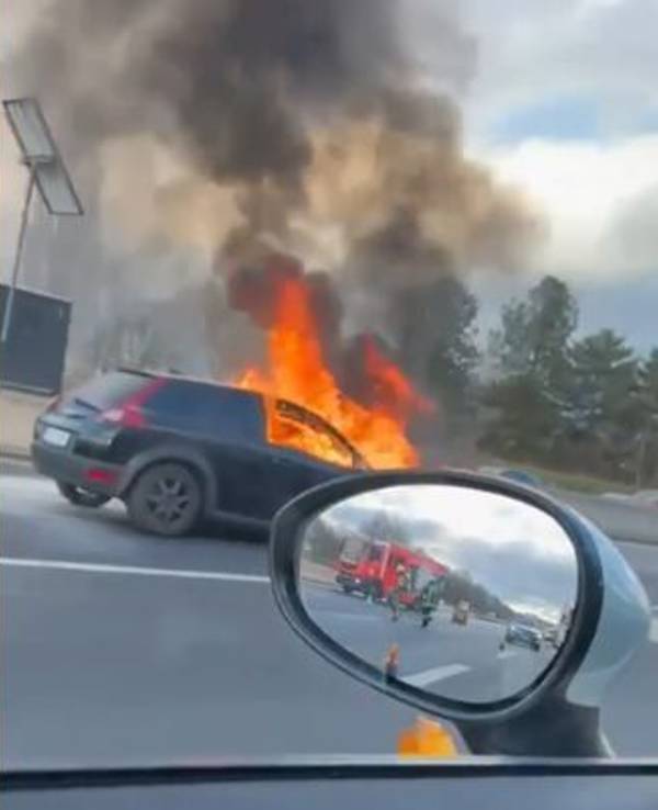Ein brennendes Auto auf der A1.