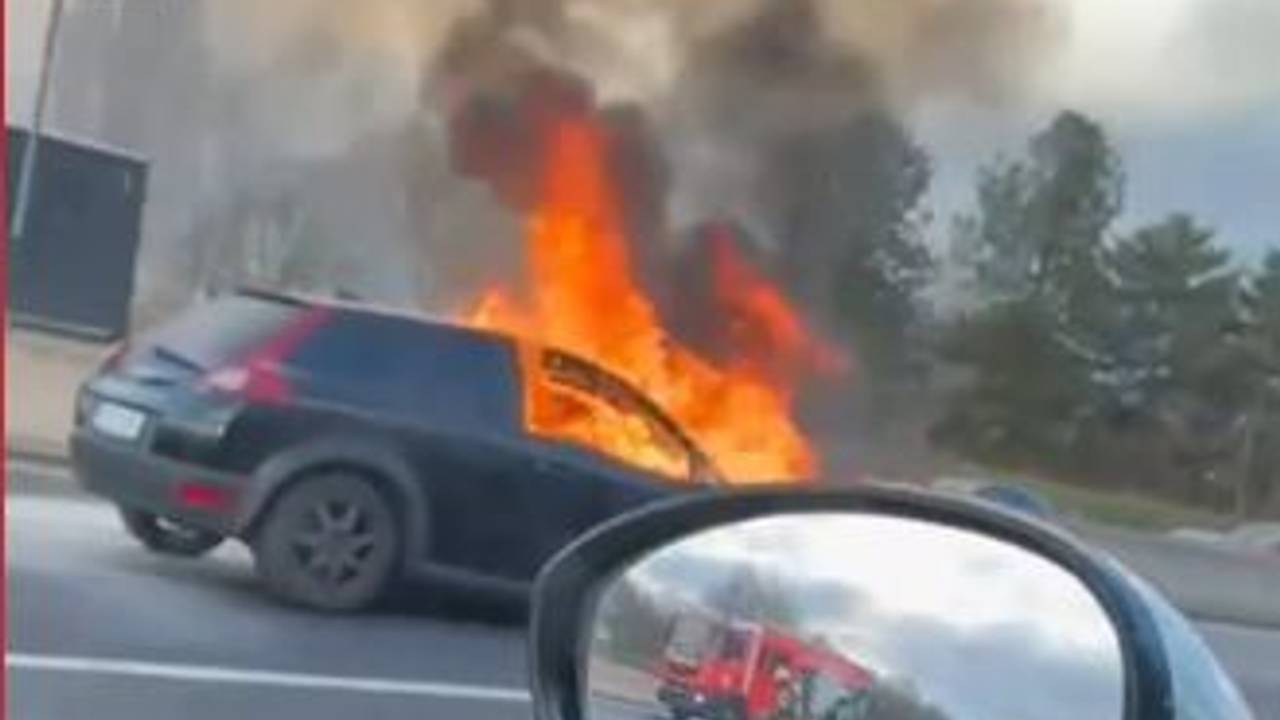 Ein brennendes Auto auf der A1.