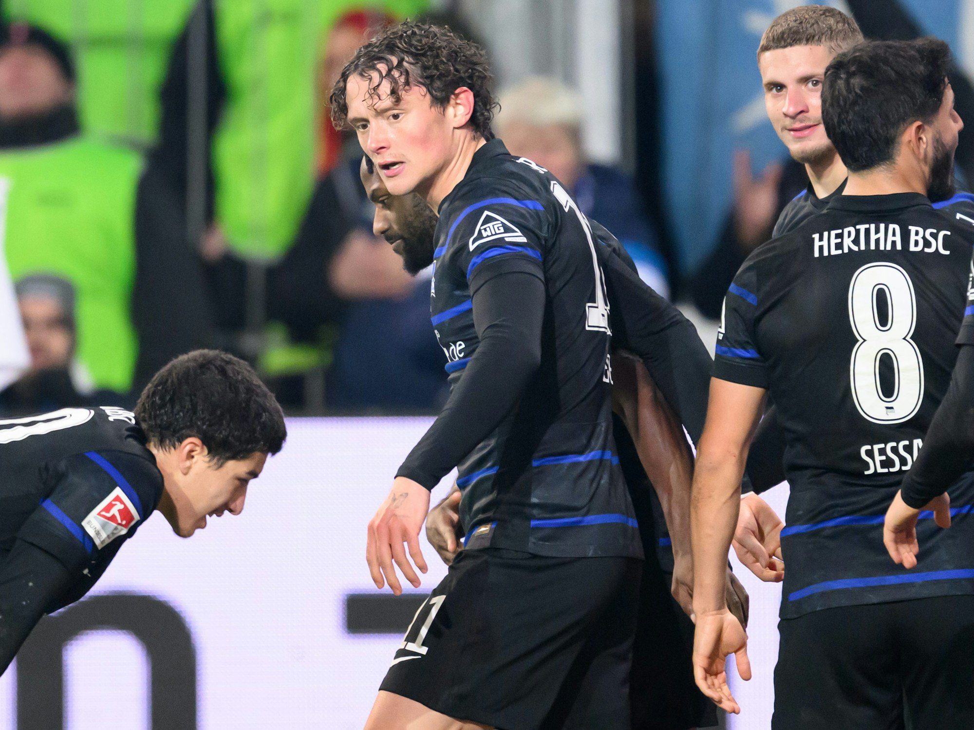 Herthas Fabian Reese (M) reagiert auf dem Platz.