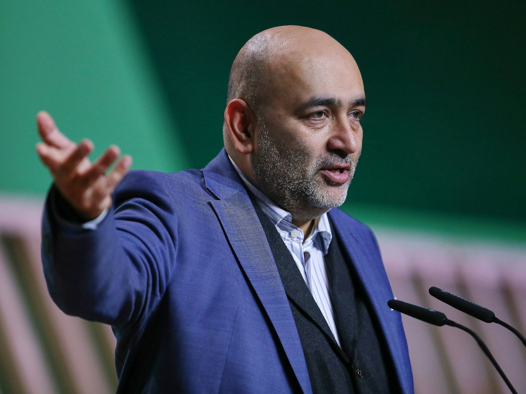 Der scheidende Grünen-Chef Omid Nouripour hält eine Rede.