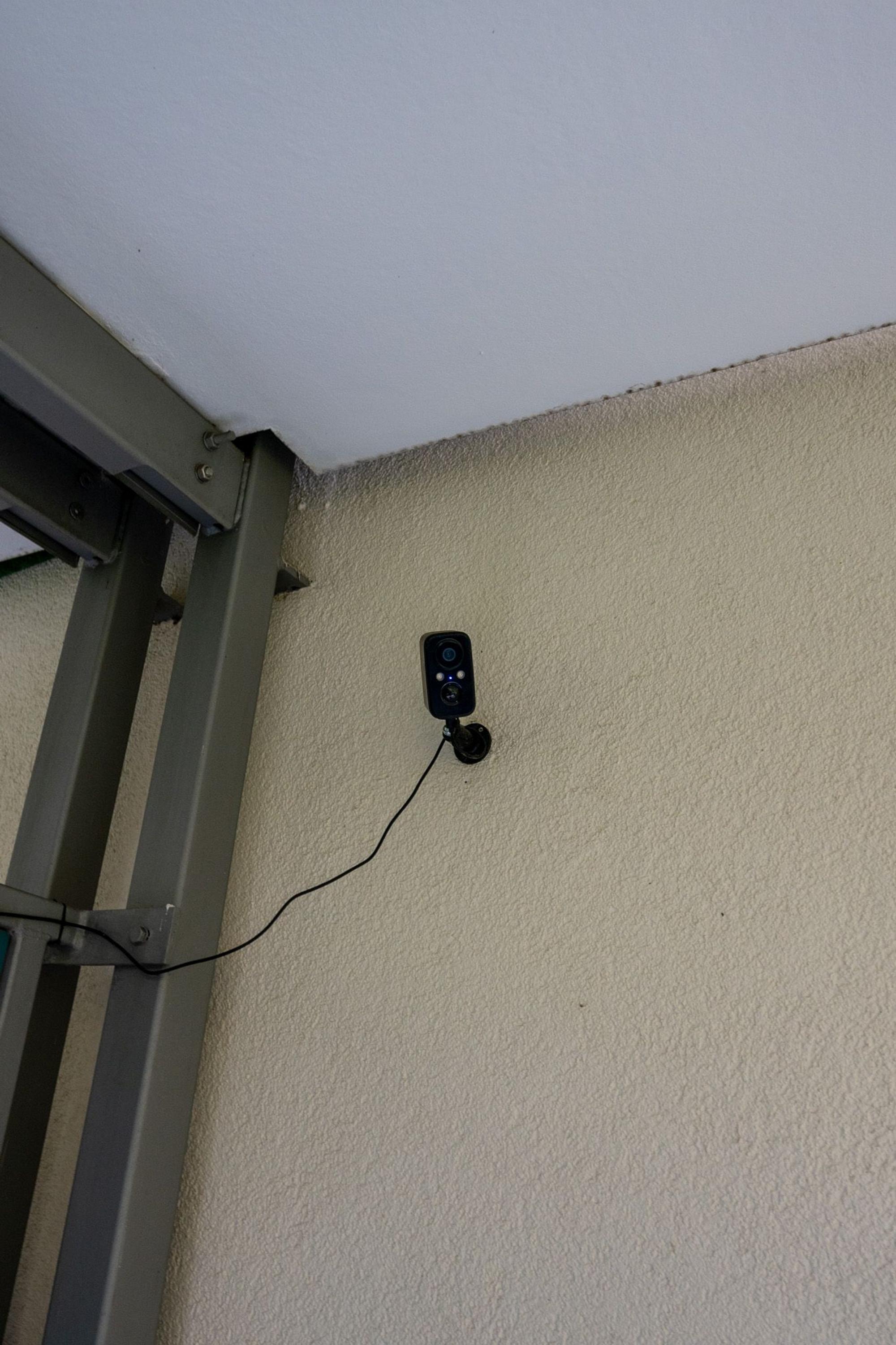 Jülich hat eine Überwachungskamera auf seiner Terrasse installiert, nachdem er Opfer eines Raubüberfalls wurde.