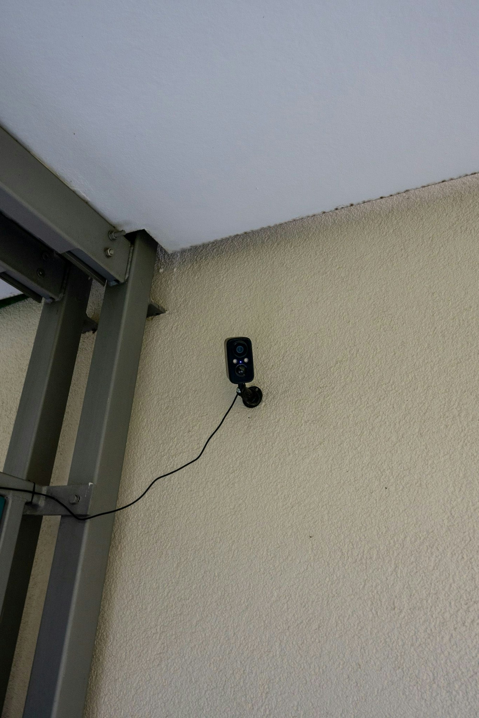 Jülich hat eine Überwachungskamera auf seiner Terrasse installiert, nachdem er Opfer eines Raubüberfalls wurde.
