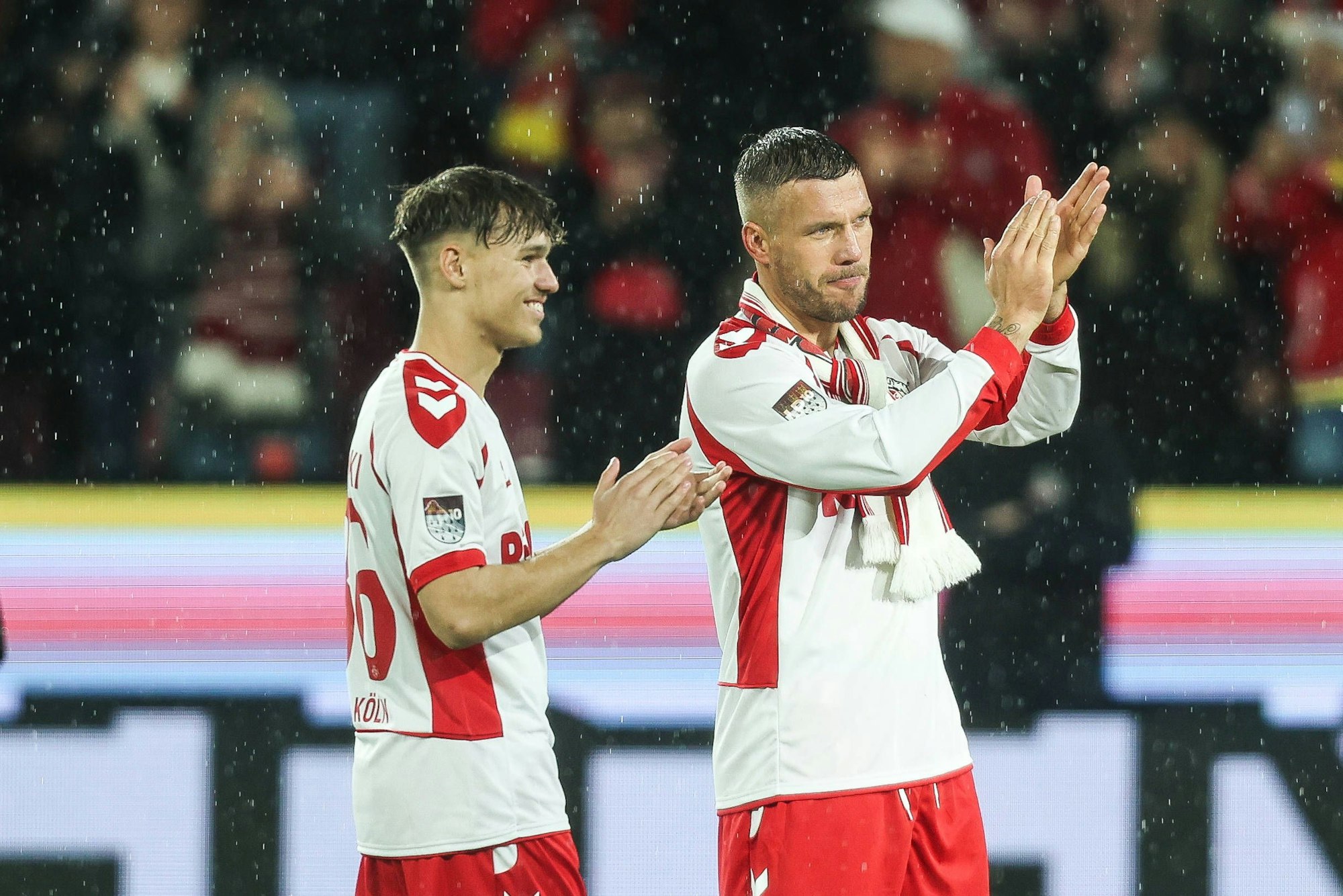 Louis Podolski mit seinem Vater Lukas Podolski im Rhein-Energie-Stadion.