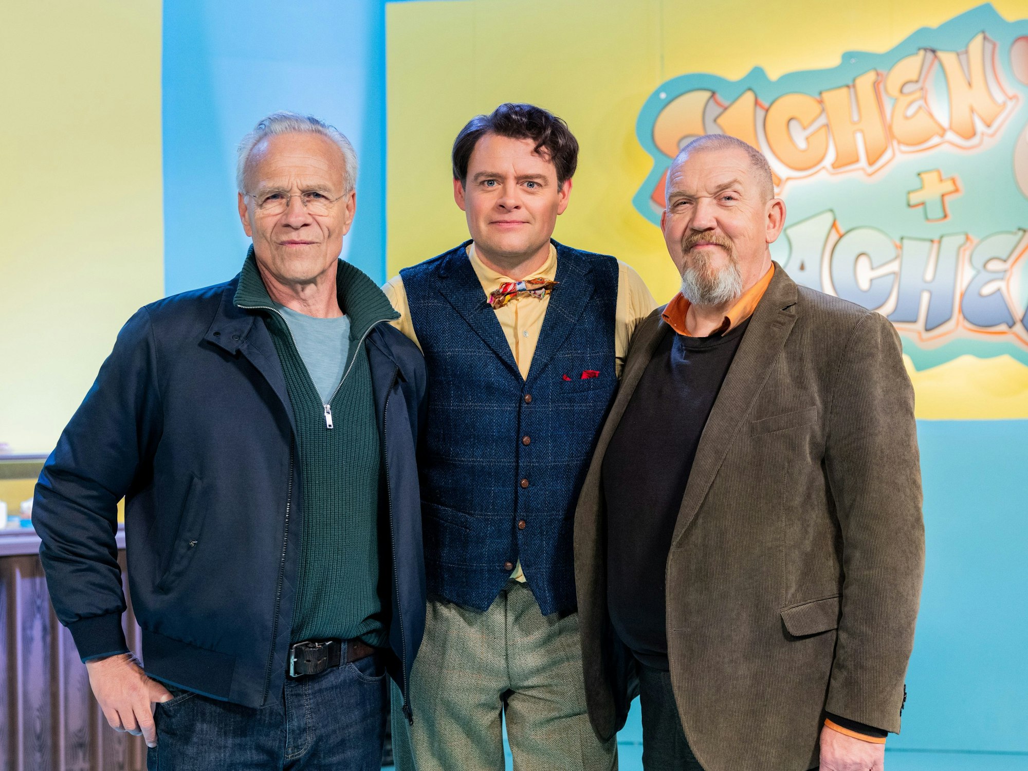 Die Schauspieler Dietmar Bär (r., als Freddy Schenk), Max Giermann (als Frank Anders) und Klaus J. Behrendt (l., als Max Ballauf) stehen bei Dreharbeiten zum Kölner Tatort für ein Foto bereit.
