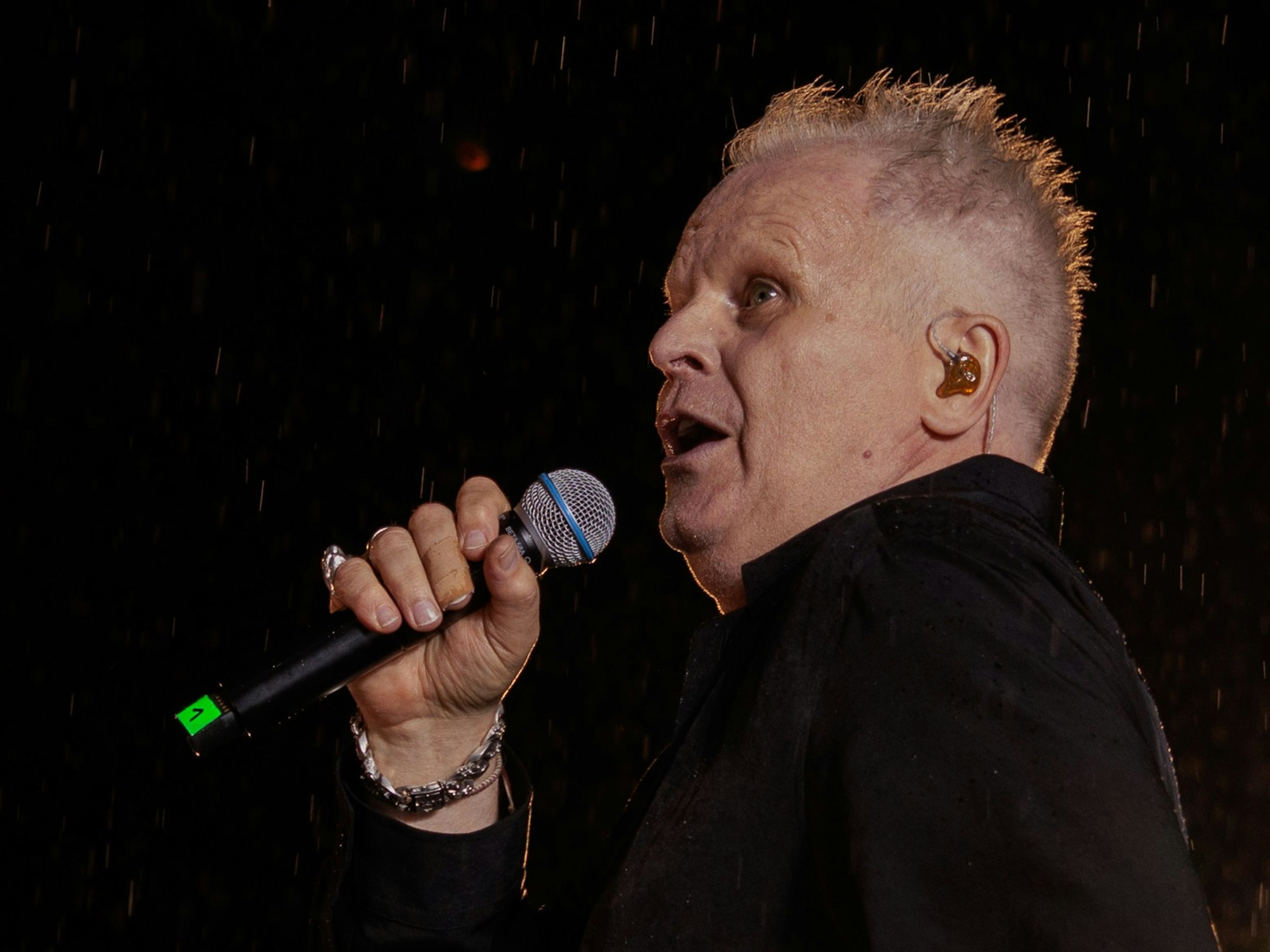 Künstler Herbert Grönemeyer singt auf der Bühne.