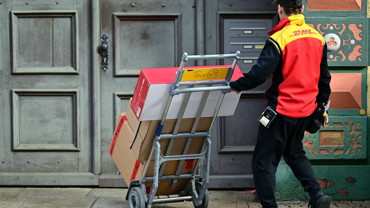 Ein DHL Mitarbeiter liefert Sendungen aus in der Erfurter Innenstadt.
