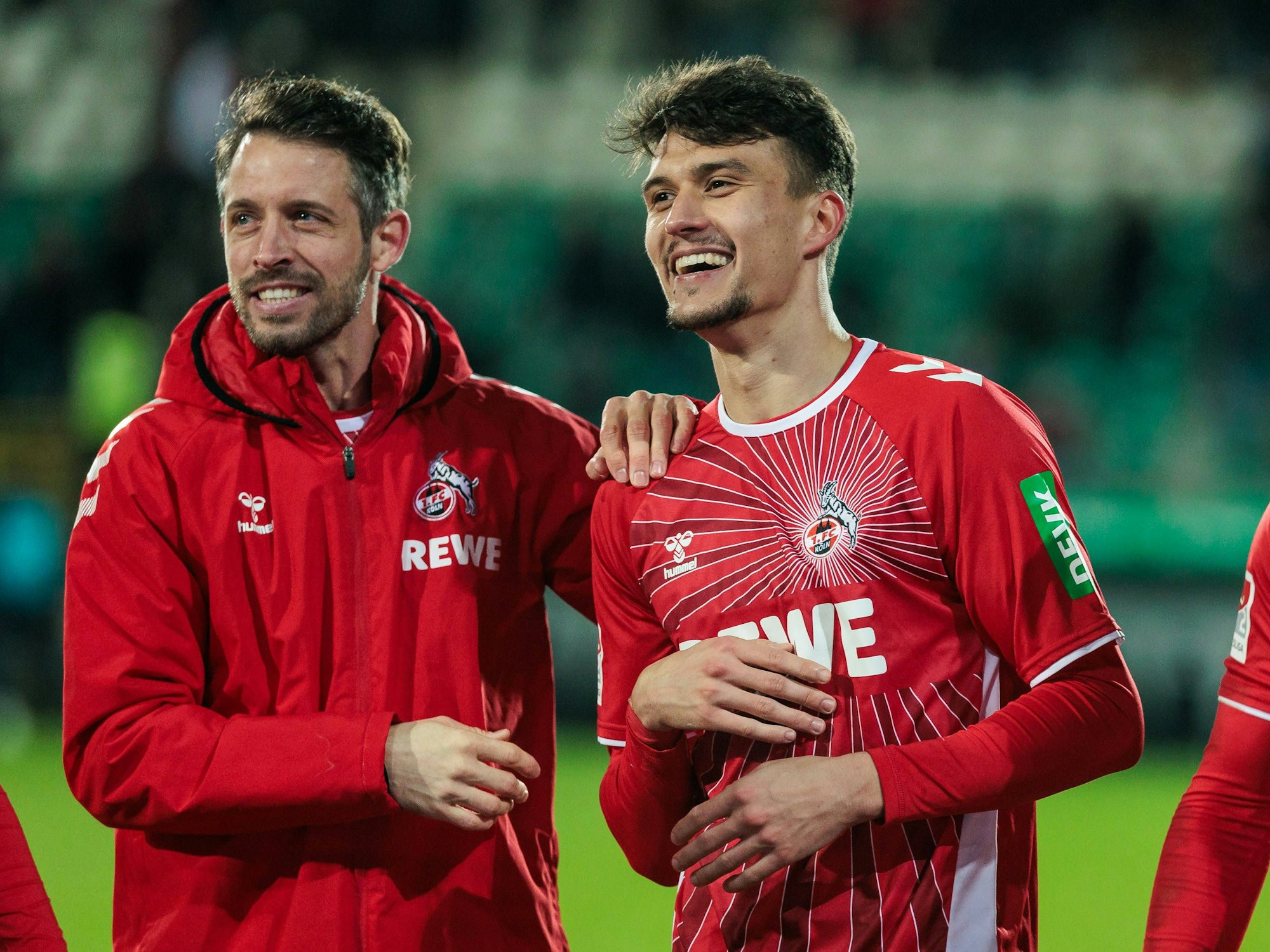 Mark Uth und Dejan Ljubicic jubeln nach dem Sieg in Münster.