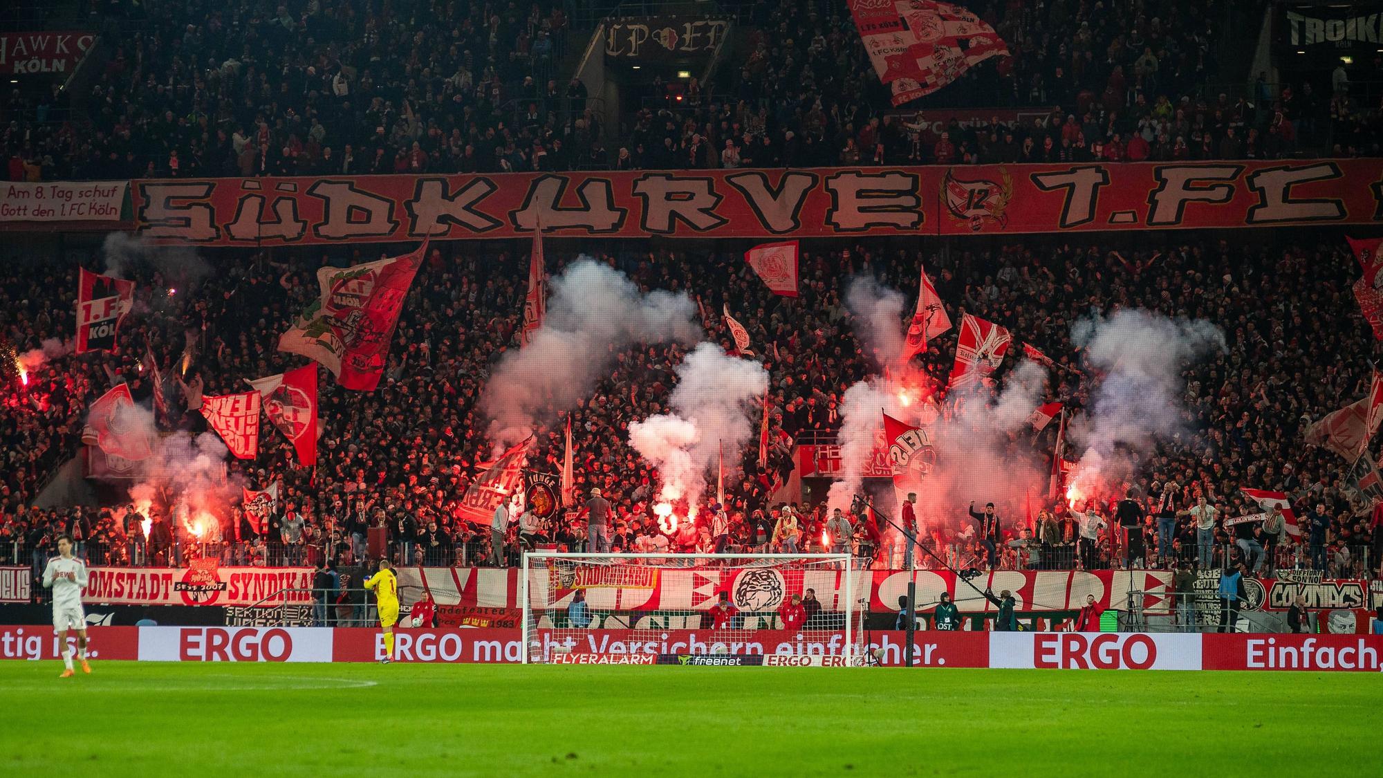 Fans beim Spiel des 1. FC Köln.