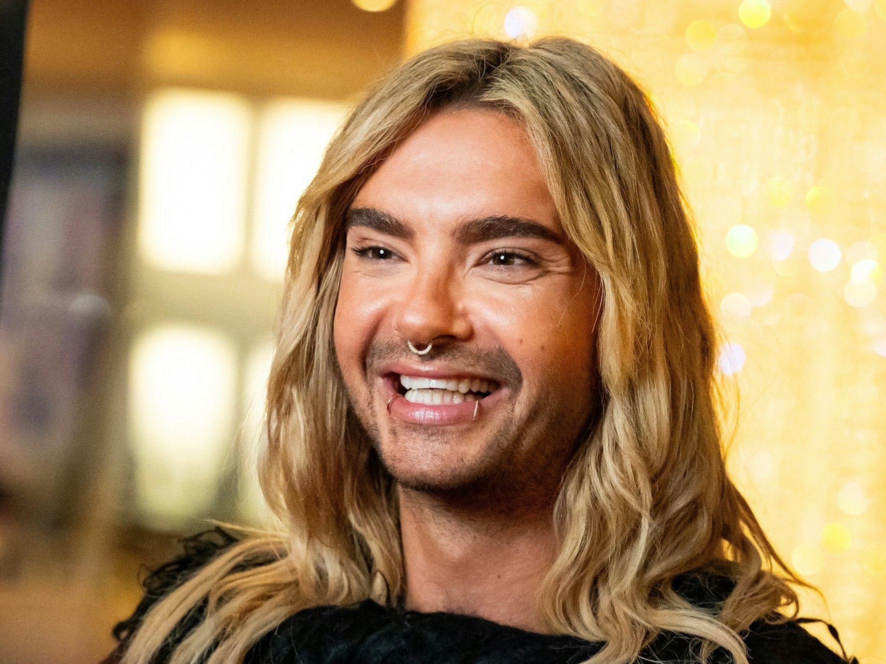 Bill Kaulitz gibt auf dem Roten Teppich ein Interview.