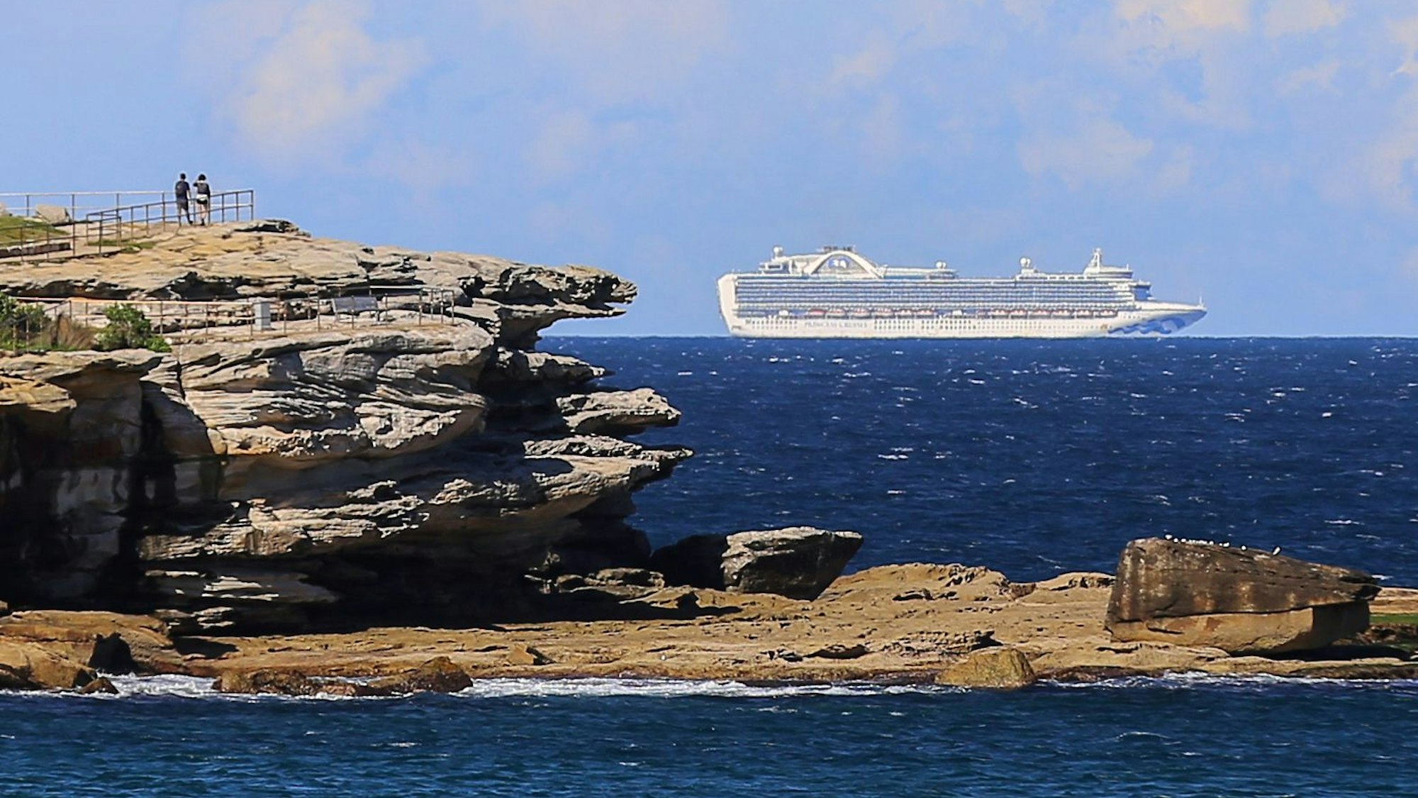 Das Kreuzfahrtschiff „Ruby Princess“ fährt vor der Küste von Sydney.