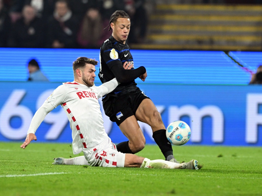 Jan Thielmann im Zweikampft mit Berlins Derry Scherhant.