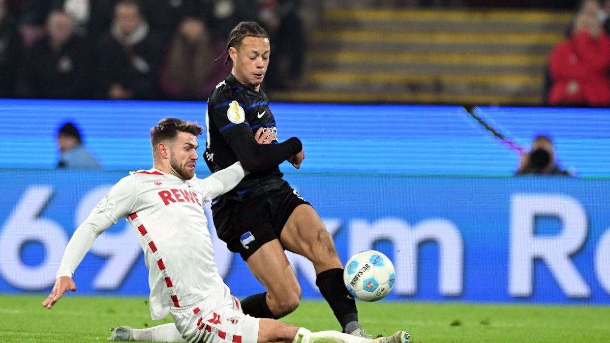 Jan Thielmann im Zweikampft mit Berlins Derry Scherhant.